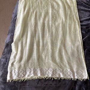 Light Yellow Throw Blanket with Geometric Pattern